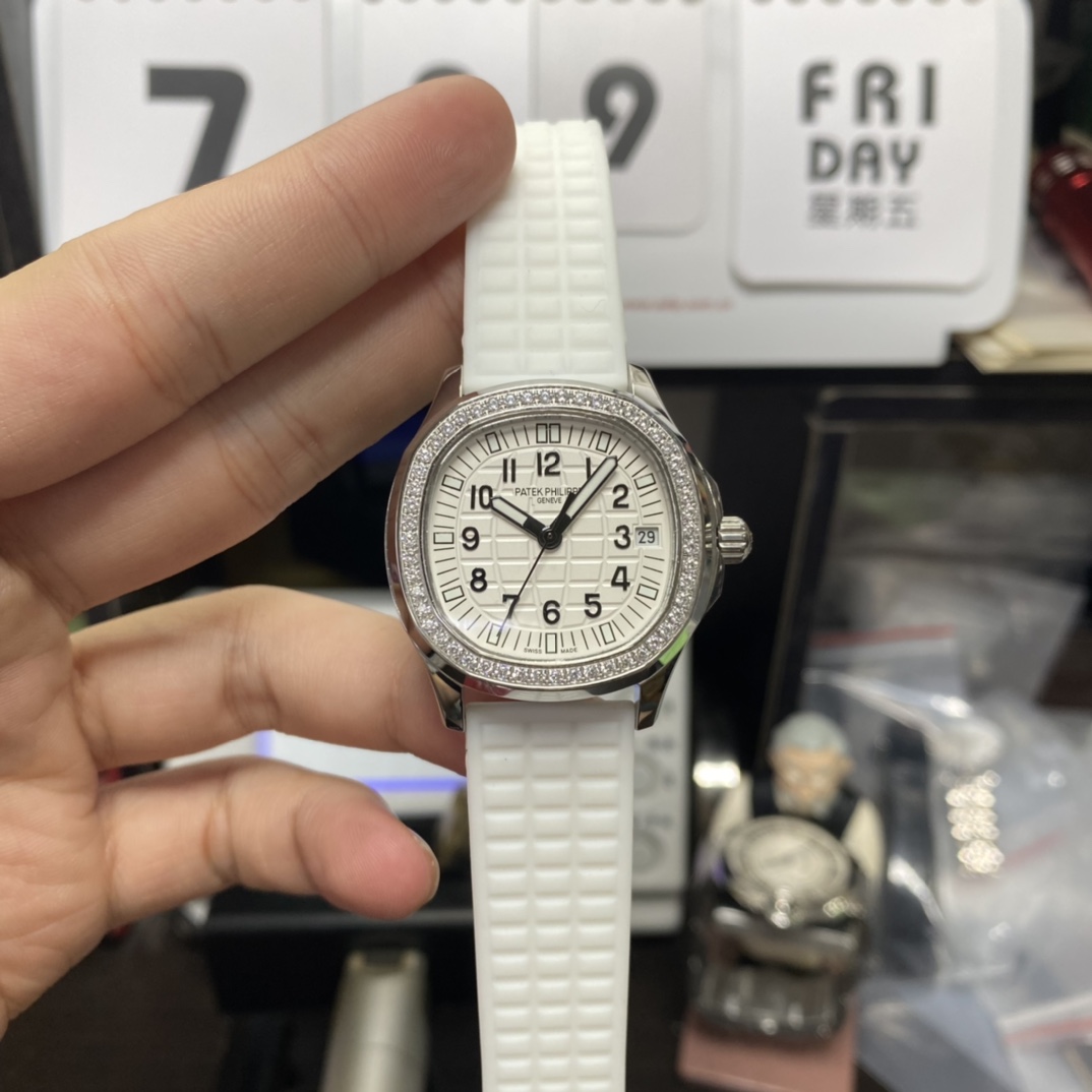 Patek Philippe Aquanaut series 5069G-011, White Dial with Diamond Bezel, Women 35.2mm Size.