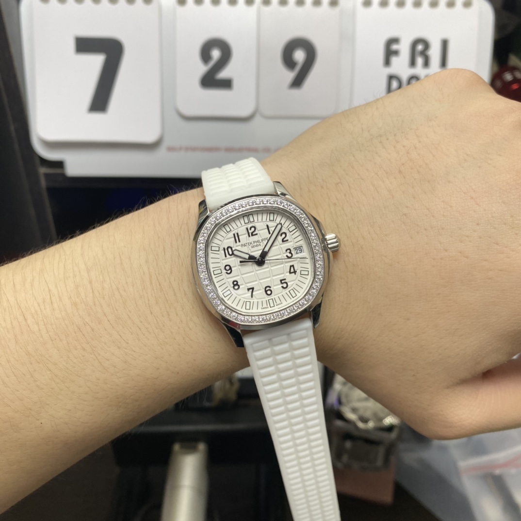 Patek Philippe Aquanaut series 5069G-011, White Dial with Diamond Bezel, Women 35.2mm Size.