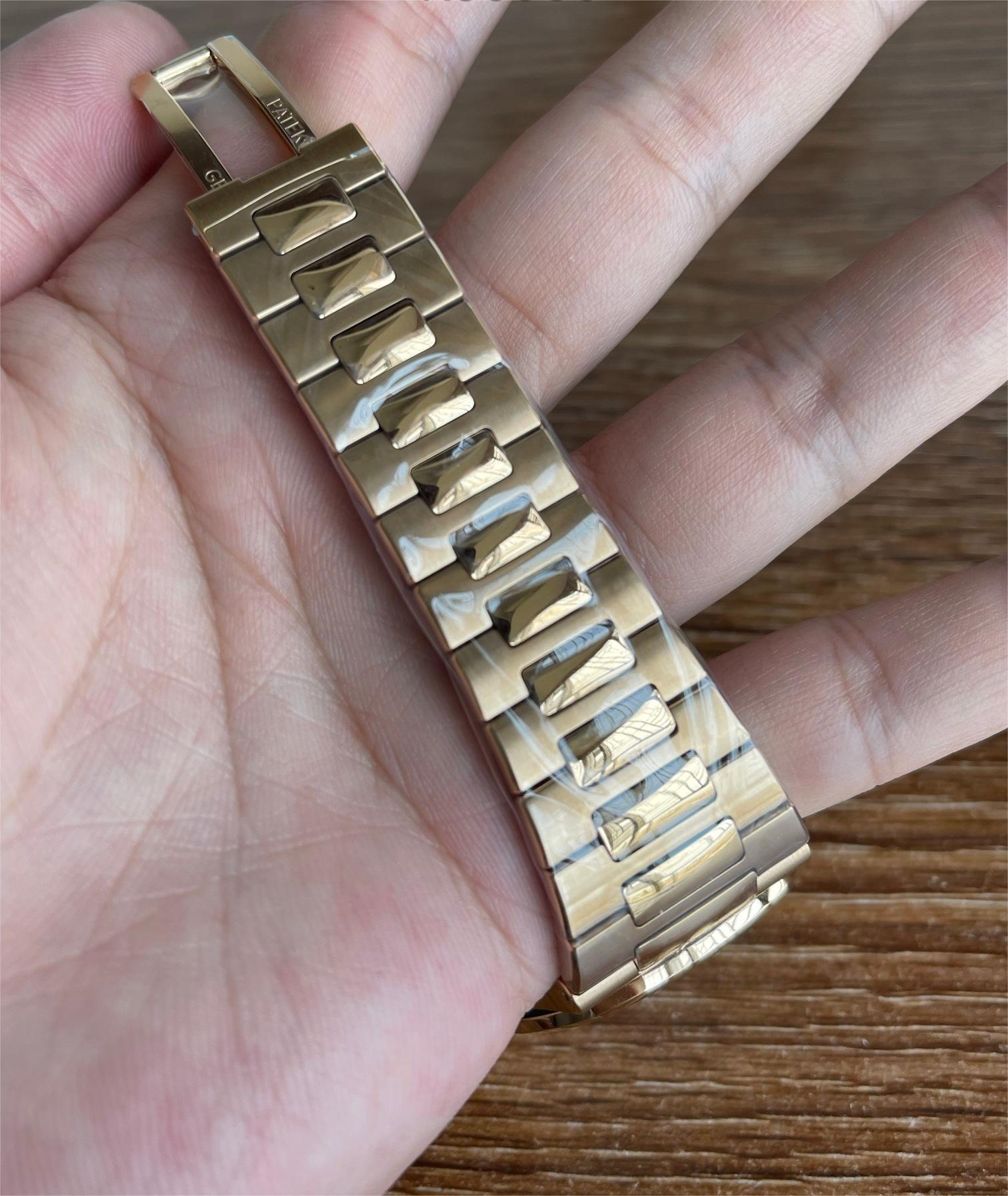 Patek Philippe Nautilus series 5711 Rose Gold Case with grey Dial Steel Bracelet, 40mm Size.