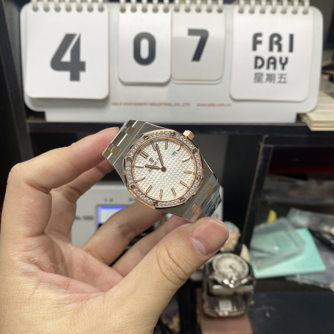 Audemars Piguet Royal Oak Offshore Series 67651SR.ZZ.1261SR.01, Rose Gold White Dial Steel Bracelet, 33mm size.