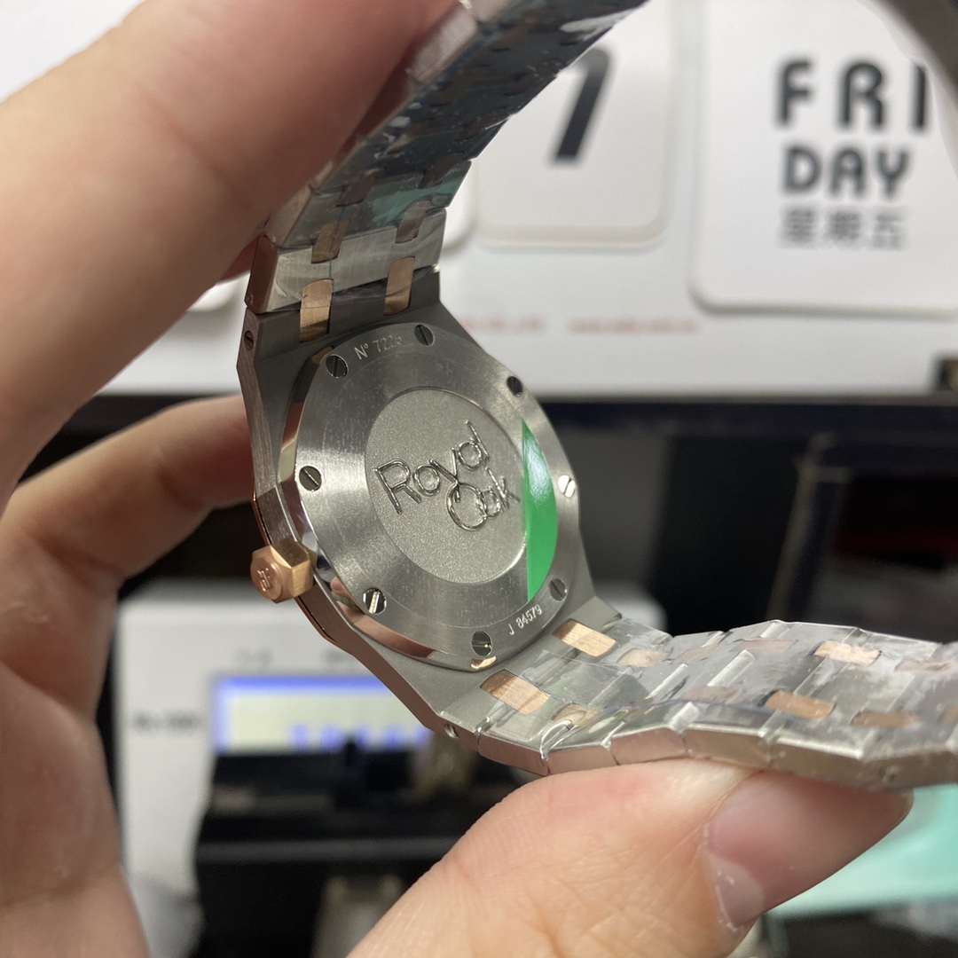 Audemars Piguet Royal Oak Offshore Series 67651SR.ZZ.1261SR.01, Rose Gold White Dial Steel Bracelet, 33mm size.