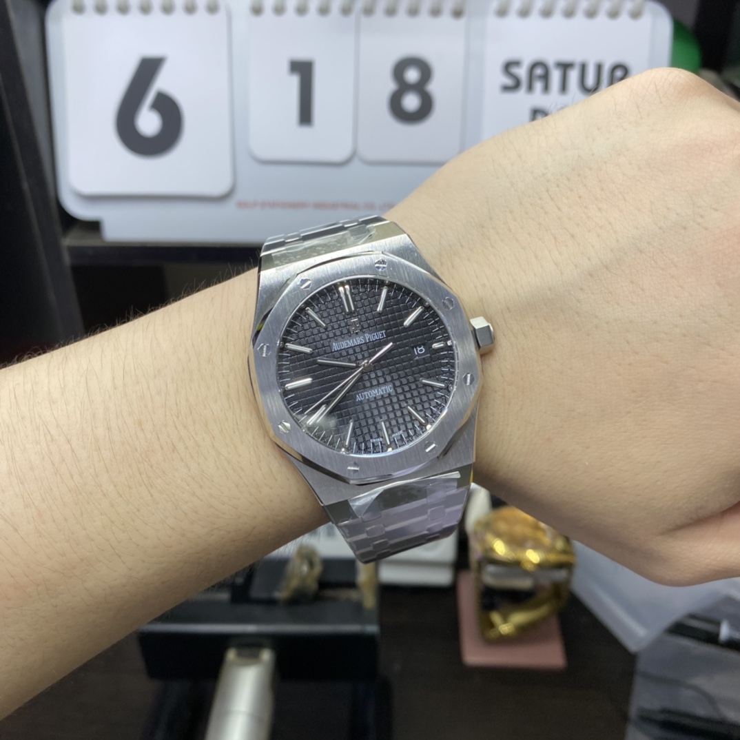 Audemars Piguet Royal Oak Offshore Series 15400ST.OO.1220ST.01, Black Dial, 41mm Size.