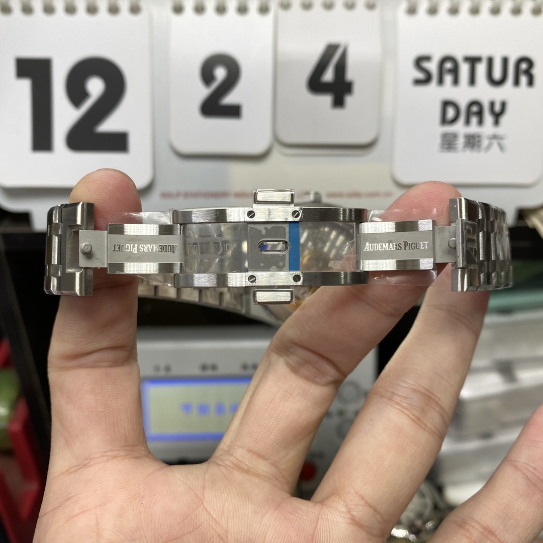 Audemars Piguet Royal Oak Offshore Series15500ST.OO.1220ST.01, Blue Dial, 41mm Size.