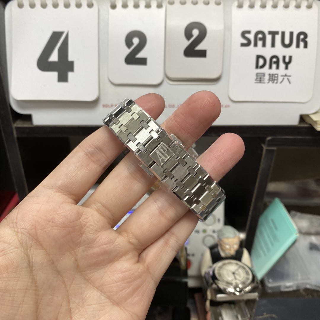 Audemars Piguet Royal Oak Offshore Series15500ST.OO.1220ST.04, White Dial Steel Bracelet, 41mm Size.