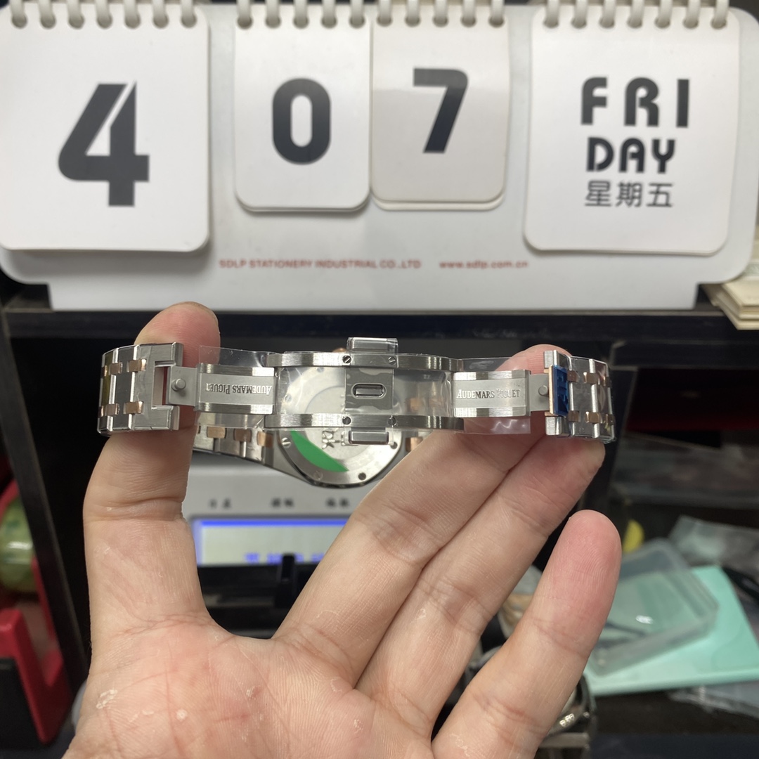 Audemars Piguet Royal Oak Offshore Series 67651SR.ZZ.1261SR.01, Rose Gold White Dial Steel Bracelet, 33mm size.