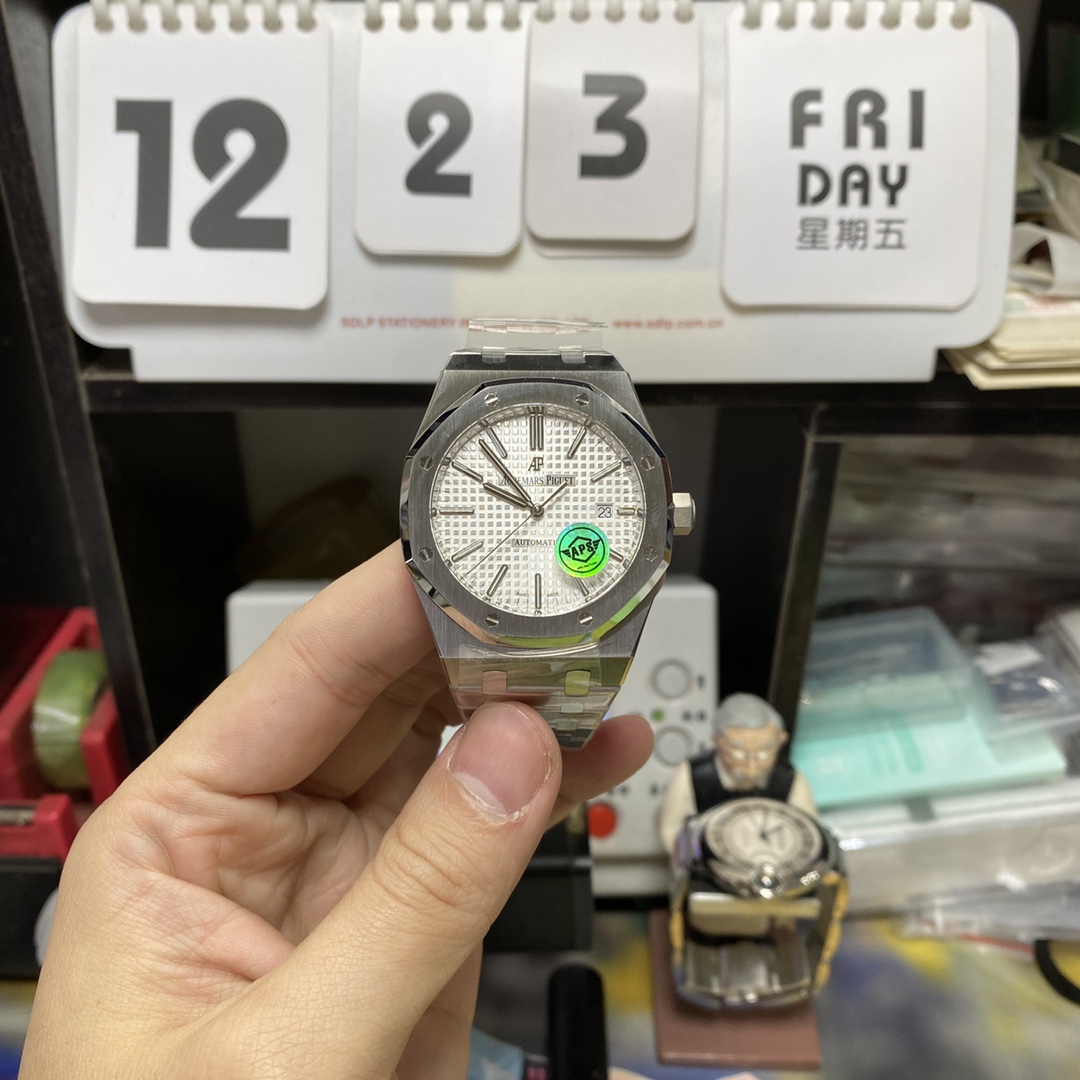 Audemars Piguet Royal Oak Offshore Series 15400ST.OO.1220ST.02, White Dial with Stainless Steel Bracelet, 41mm Size.