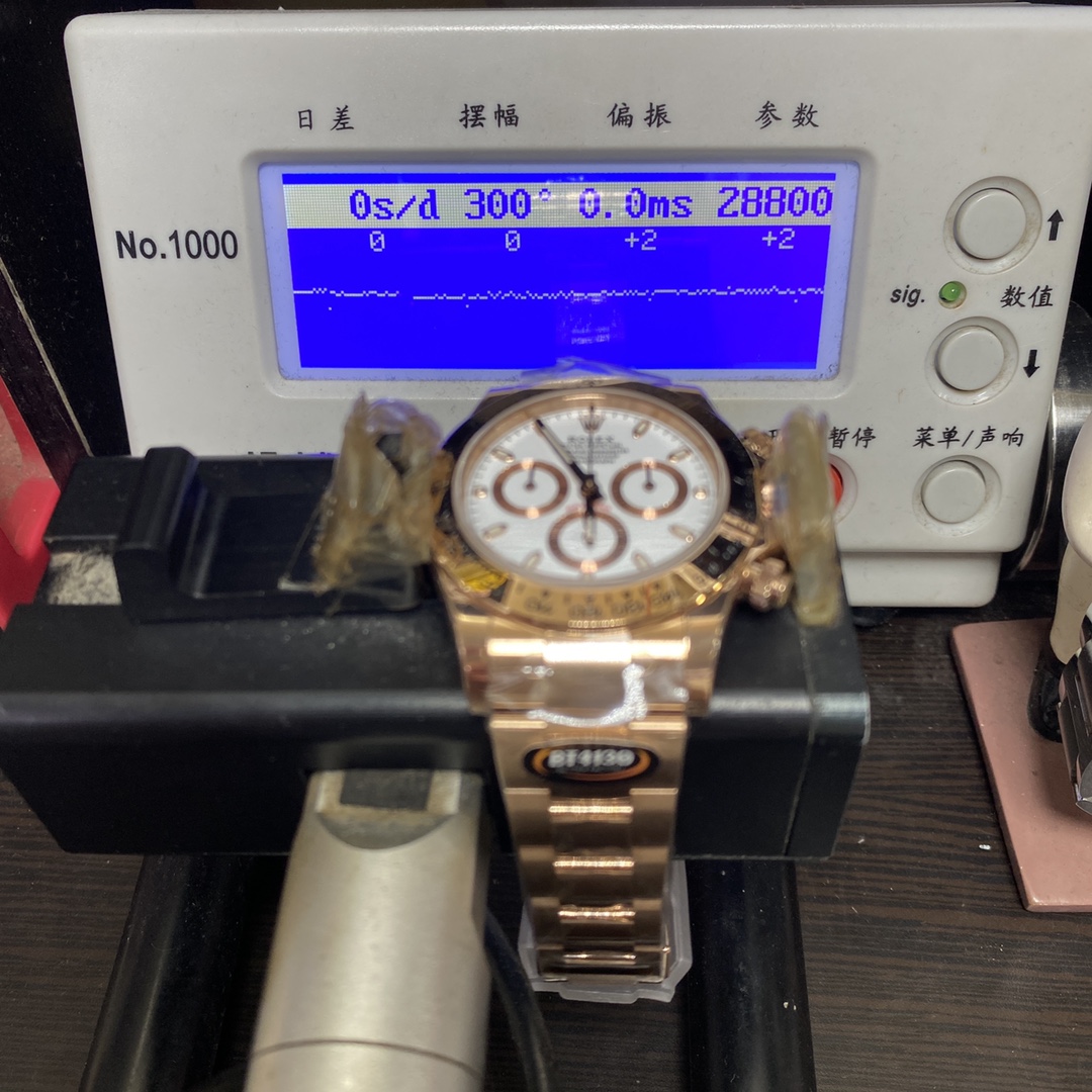 Rolex Cosmograph Daytona Series m116505-0010, rose gold case and white dial, 40mm size.