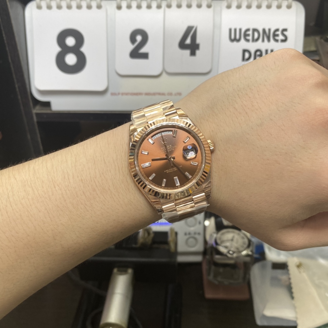 Rolex Day-Date Series m228235-0003, Full Everose Gold Case Gradient Brown Dial, Instantaneous Day and Date Functions, 40mm Size.