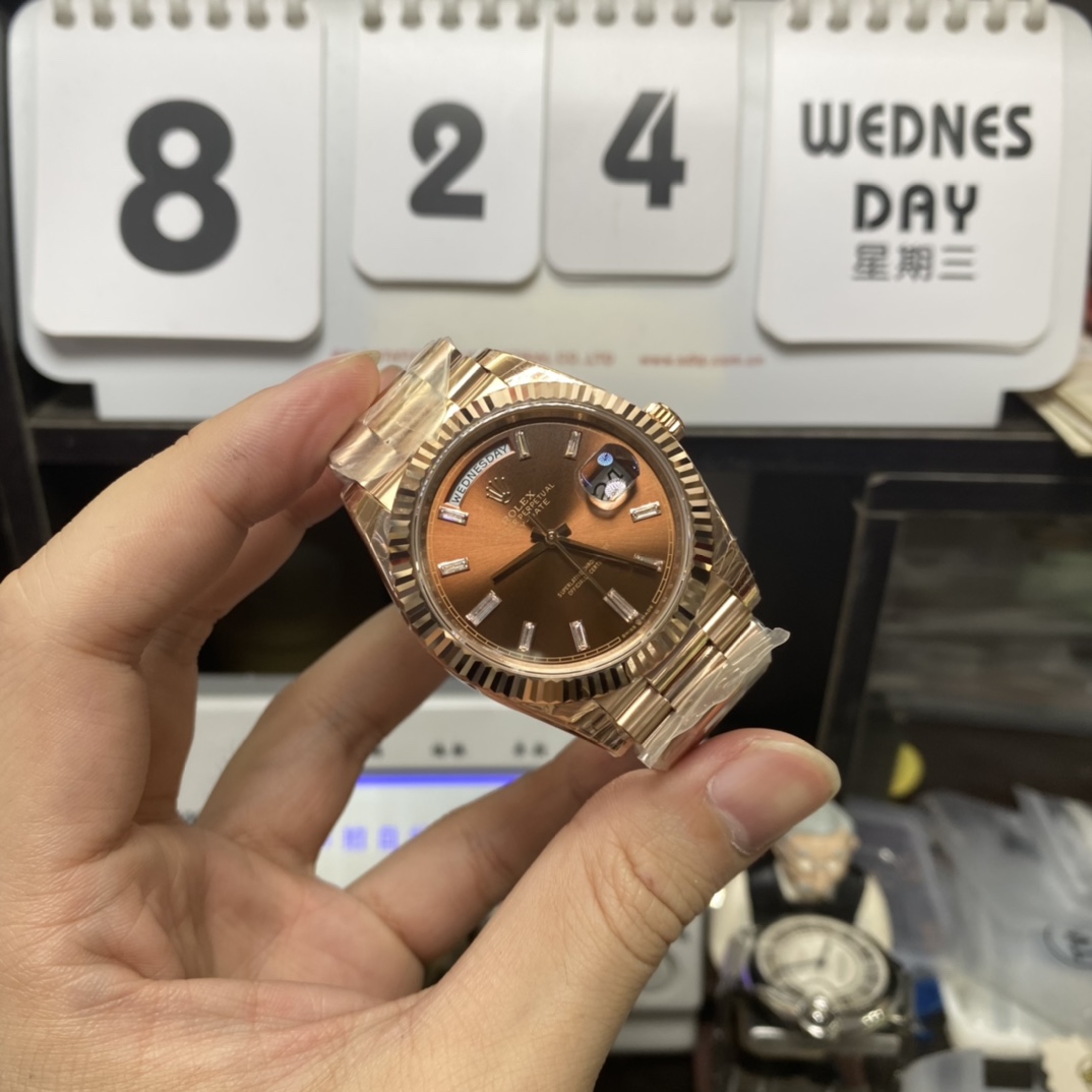 Rolex Day-Date Series m228235-0003, Full Everose Gold Case Gradient Brown Dial, Instantaneous Day and Date Functions, 40mm Size.