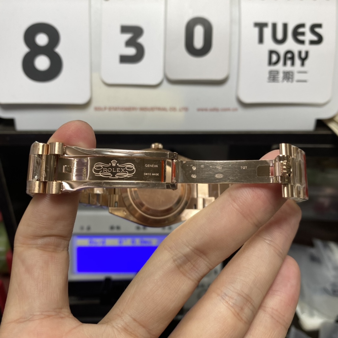 Rolex Day-Date Series m228235-0003, Full Everose Gold Case Gradient Brown Dial, Instantaneous Day and Date Functions, 40mm Size.