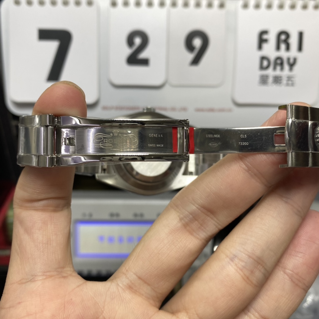 Rolex Datejust series m126300-0005, White Dial with Smooth Bezel, 41mm size, Oyster stainless steel bracelet.