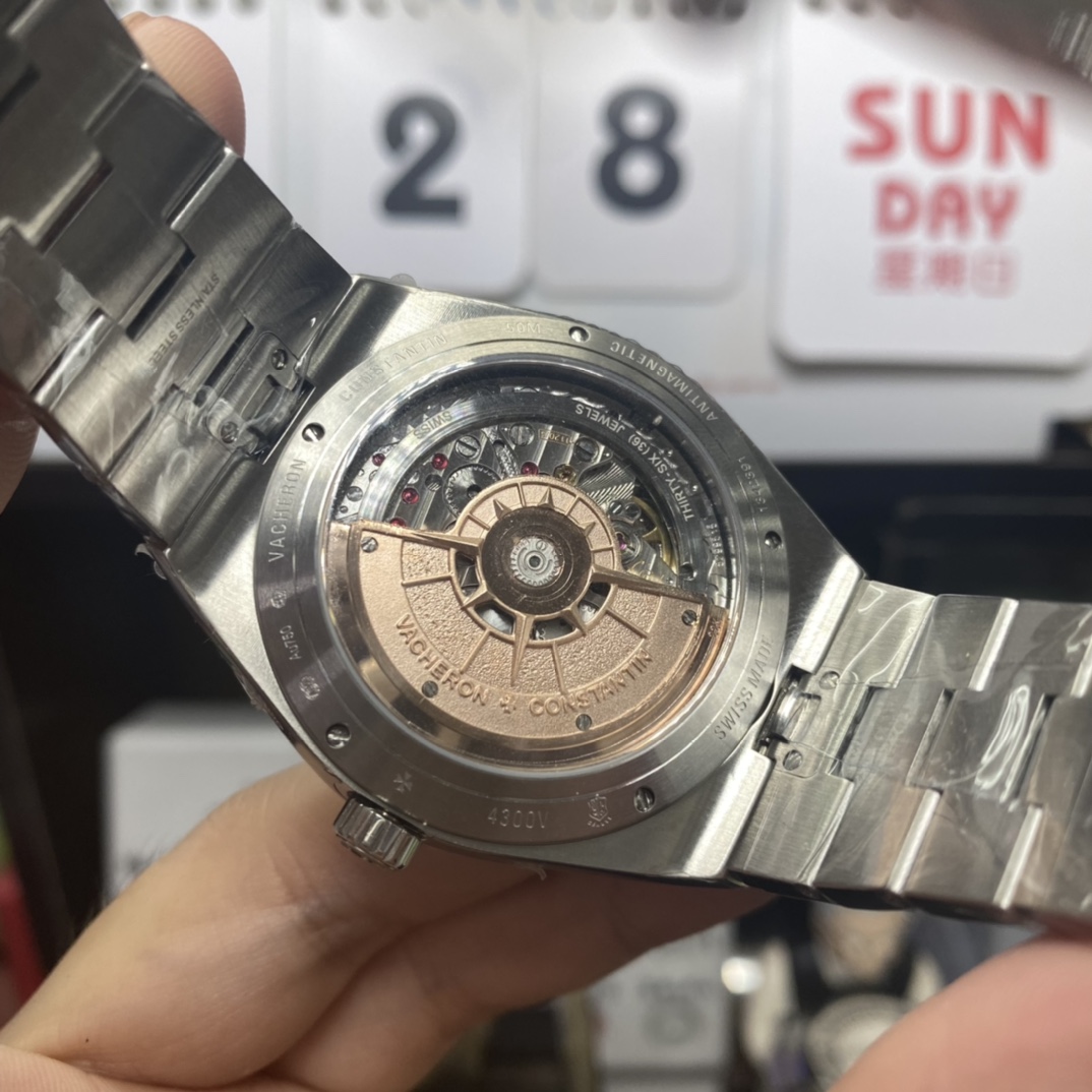 Vacheron Constantin Overseas series 4300V120G-B945, Blue Dial with Steel Bracelet, 41.5mm Size.