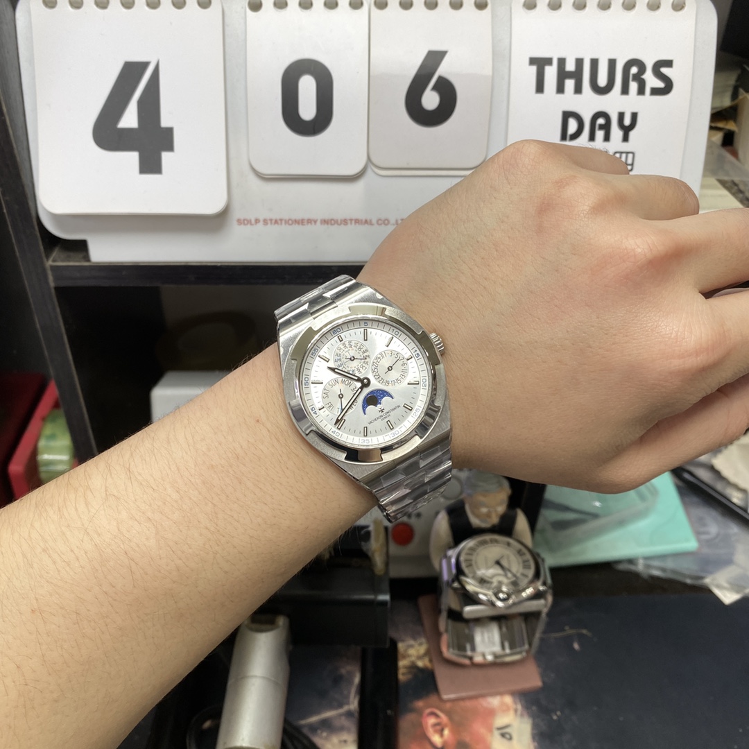 Vacheron Constantin Overseas series Multi-functional perpetual calendar, WHITE Dial with Steel Bracelet, 41.5mm Size.