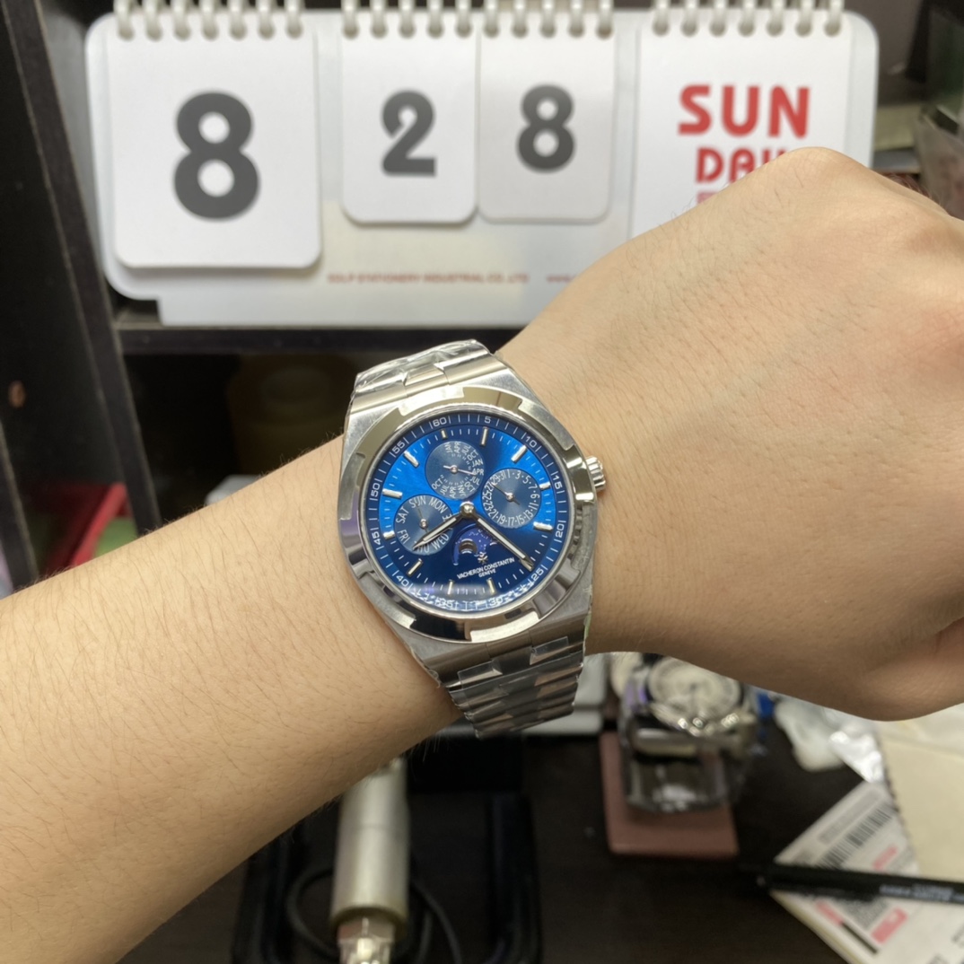 Vacheron Constantin Overseas series 4300V120G-B945, Blue Dial with Steel Bracelet, 41.5mm Size.